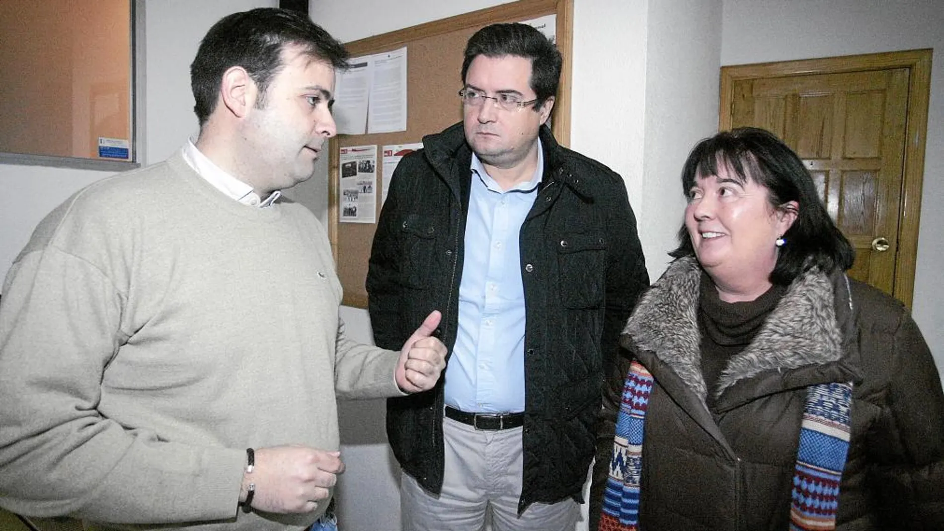Óscar López escucha a Tino Rodríguez en presencia de Ana Durán, ayer en Villablino (León)