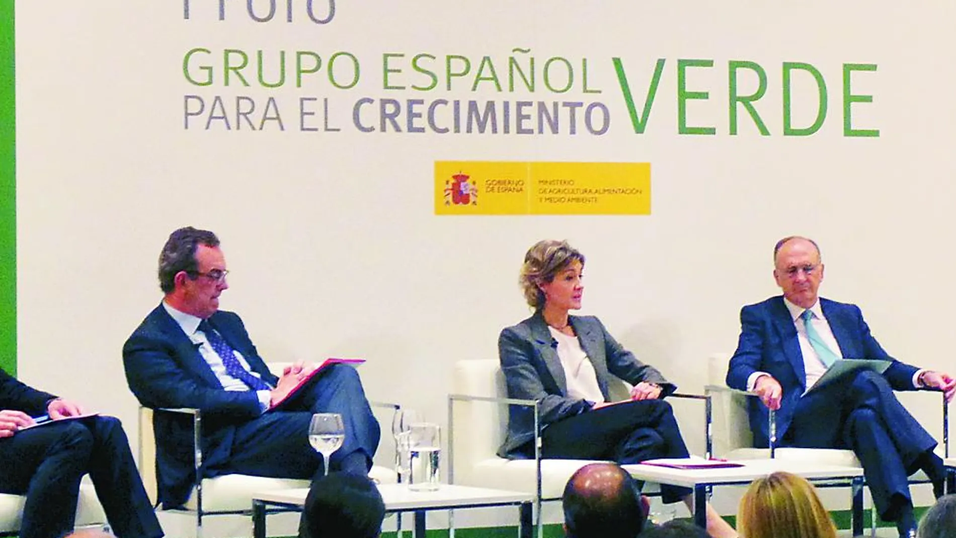 Isabel García Tejerina, en el centro, durante la clausura del evento
