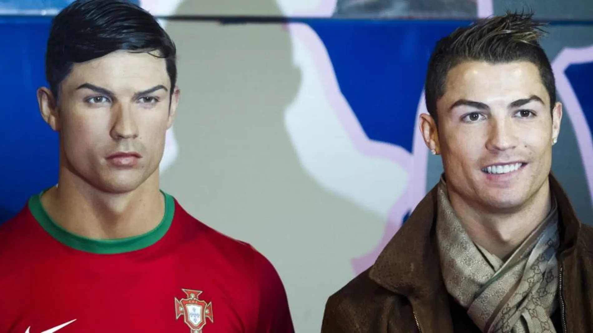 El delantero portugués del Real Madrid Cristiano Ronaldo durante la presentación hoy de su escultura en el Museo de Cera.