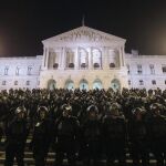 Oficiales de la policía frente al Parlamento de Portugal durante una protesta de las fuerzas de seguridad nacionales.