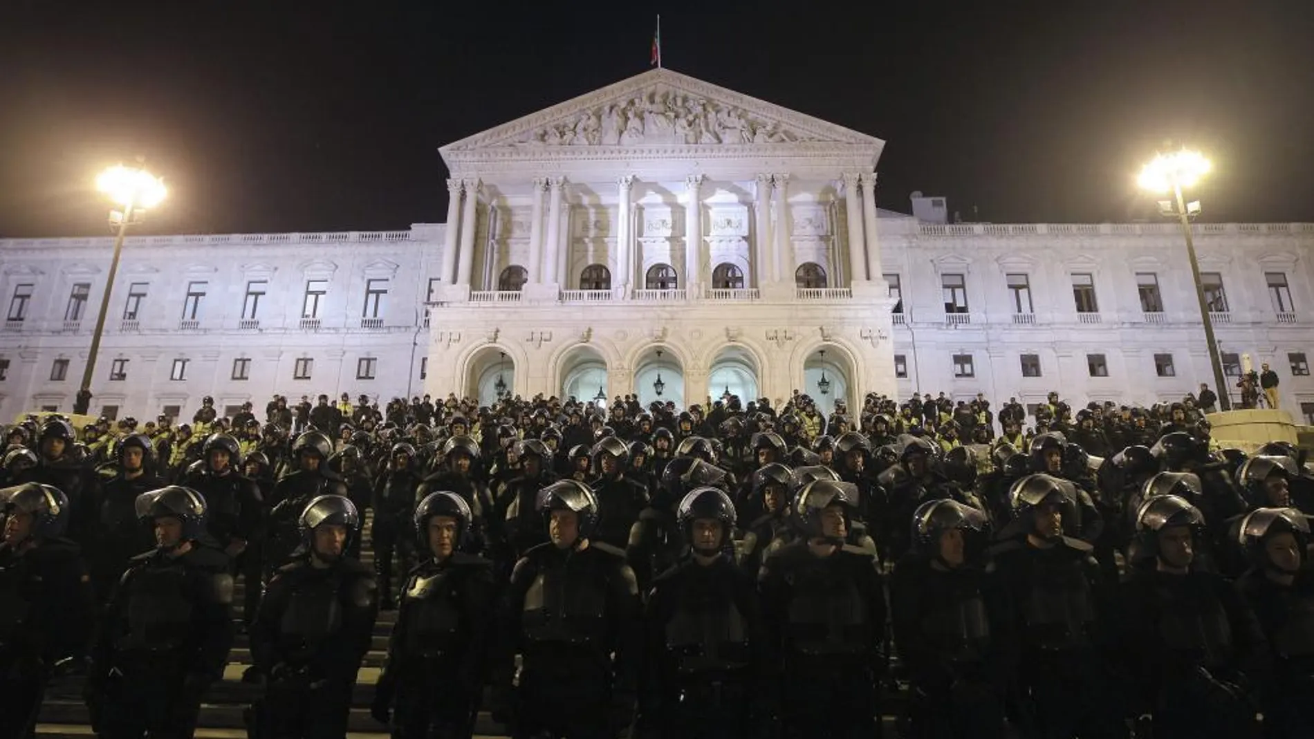 Oficiales de la policía frente al Parlamento de Portugal durante una protesta de las fuerzas de seguridad nacionales.