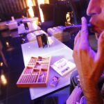 Un consumidor de tabaco en un club de fumadores de Madrid