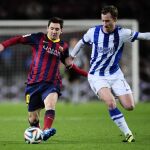 Messi y Zurutuza disputan un balón durante el partido de ida en el Camp Nou