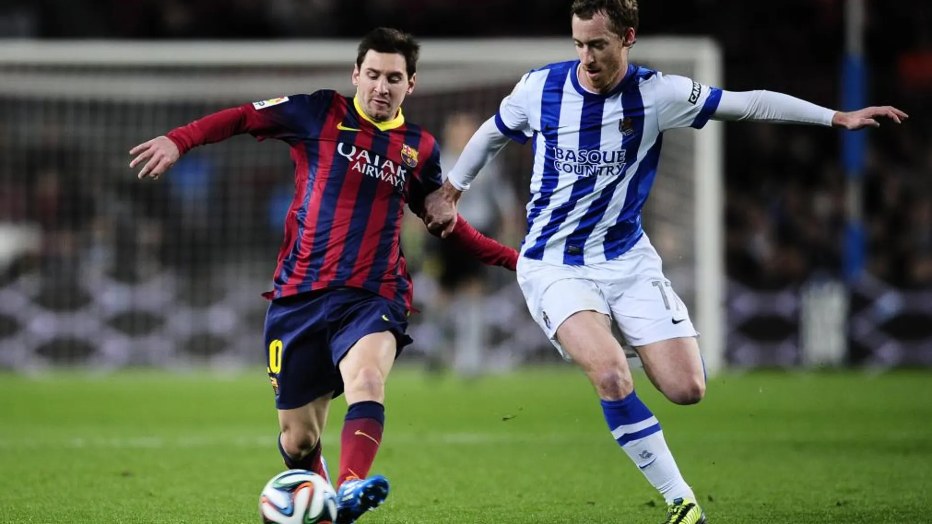 Messi y Zurutuza disputan un balón durante el partido de ida en el Camp Nou