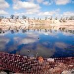 La superficie contaminada de la laguna de Arganda, en la imagen, supera los 50.000 metros cúbicos