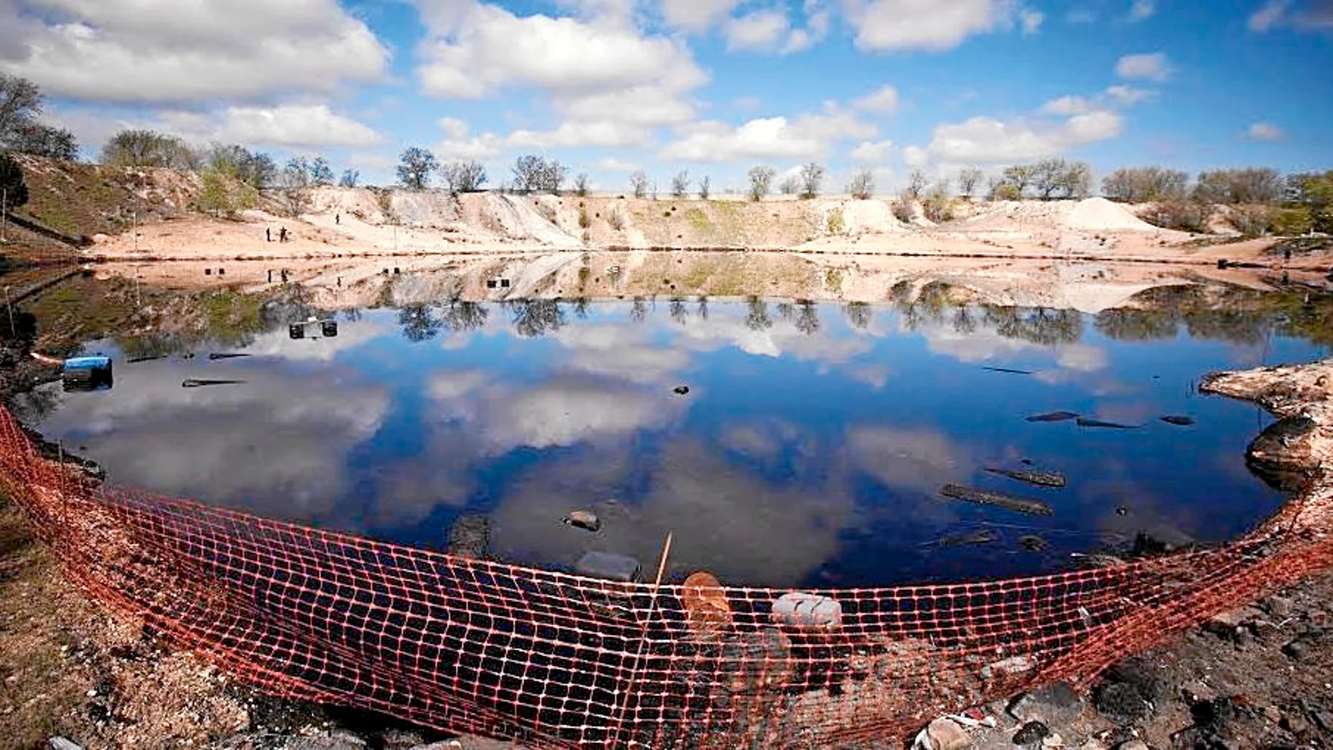 La superficie contaminada de la laguna de Arganda, en la imagen, supera los 50.000 metros cúbicos
