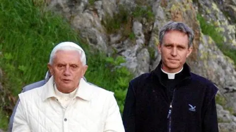 Ratzinger reza el rosario junto a Gänswein