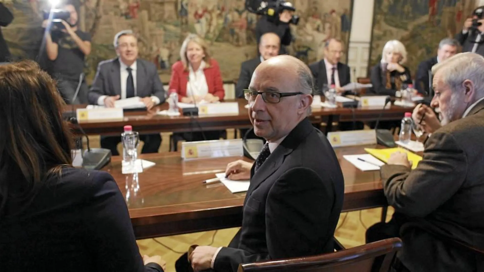 Los ocho alcaldes de capitales andaluzas, junto a la presidenta de la FAMP, se reunieron con el ministro