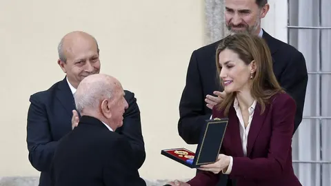 Los Reyes don Felipe y doña Letizia, junto al ministro de Educación y Cultura, José Ignacio Wert entregan al ganadero madrileño Victorino Martín una de las Medallas de Oro al Mérito en las Bellas Artes, durante la ceremonia que ha tenido lugar hoy en el Palacio de El Pardo.