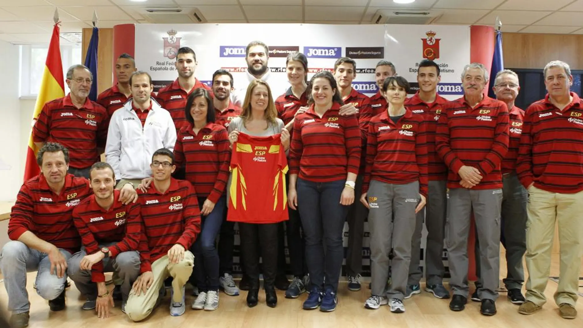 La directora general de Deportes del CSD, Ana Muñoz (c), ayer, junto a los 13 deportistas que componen la selección española que participará este fin de semana en los Mundiales de atletismo en pista cubierta de Sopot (Polonia).