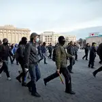 En 2014, manifestante prorrusos gritan consignas y se enfrentan a manifestantes ucranianos en Járkov