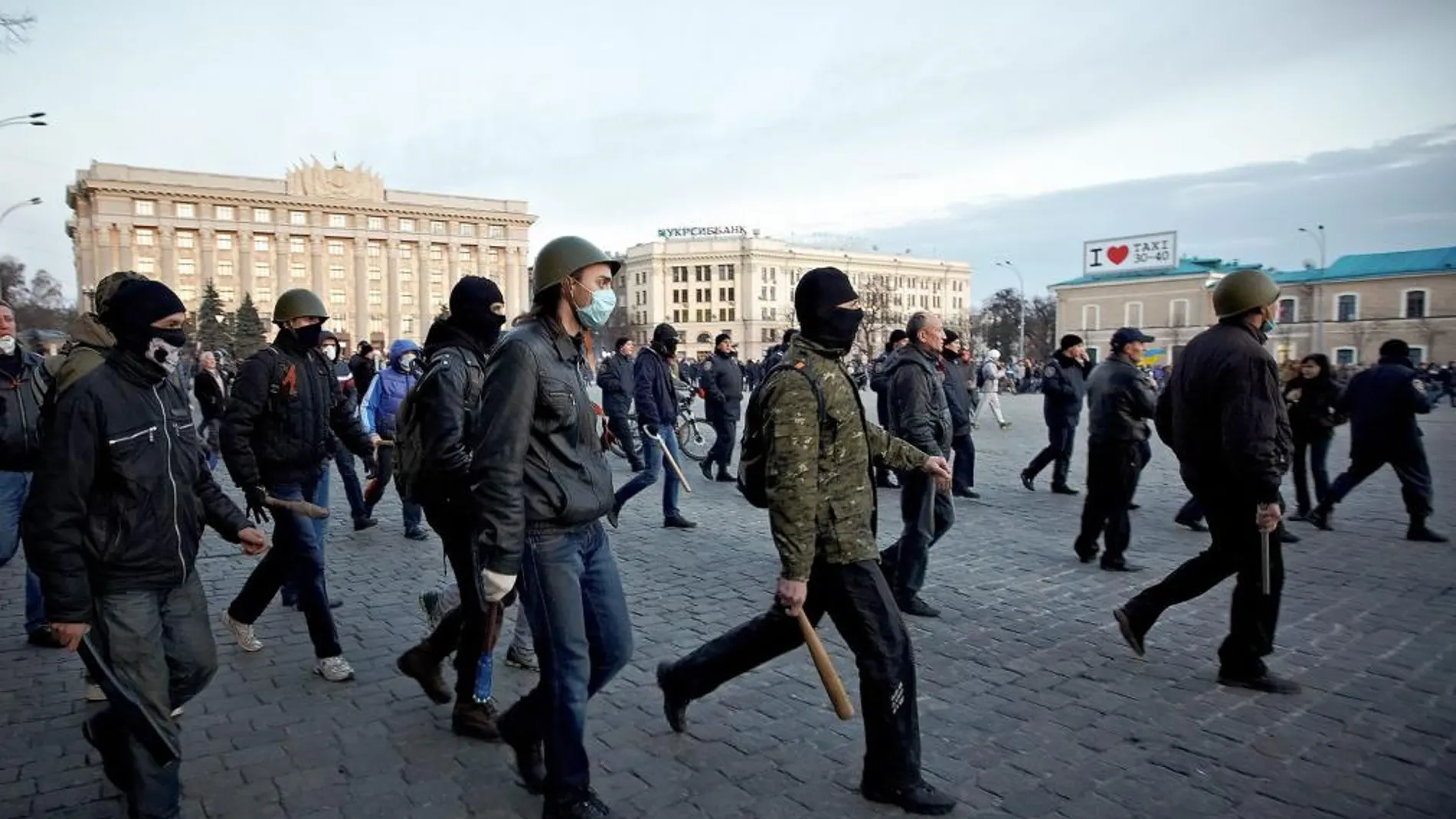 En 2014, manifestante prorrusos gritan consignas y se enfrentan a manifestantes ucranianos en Járkov