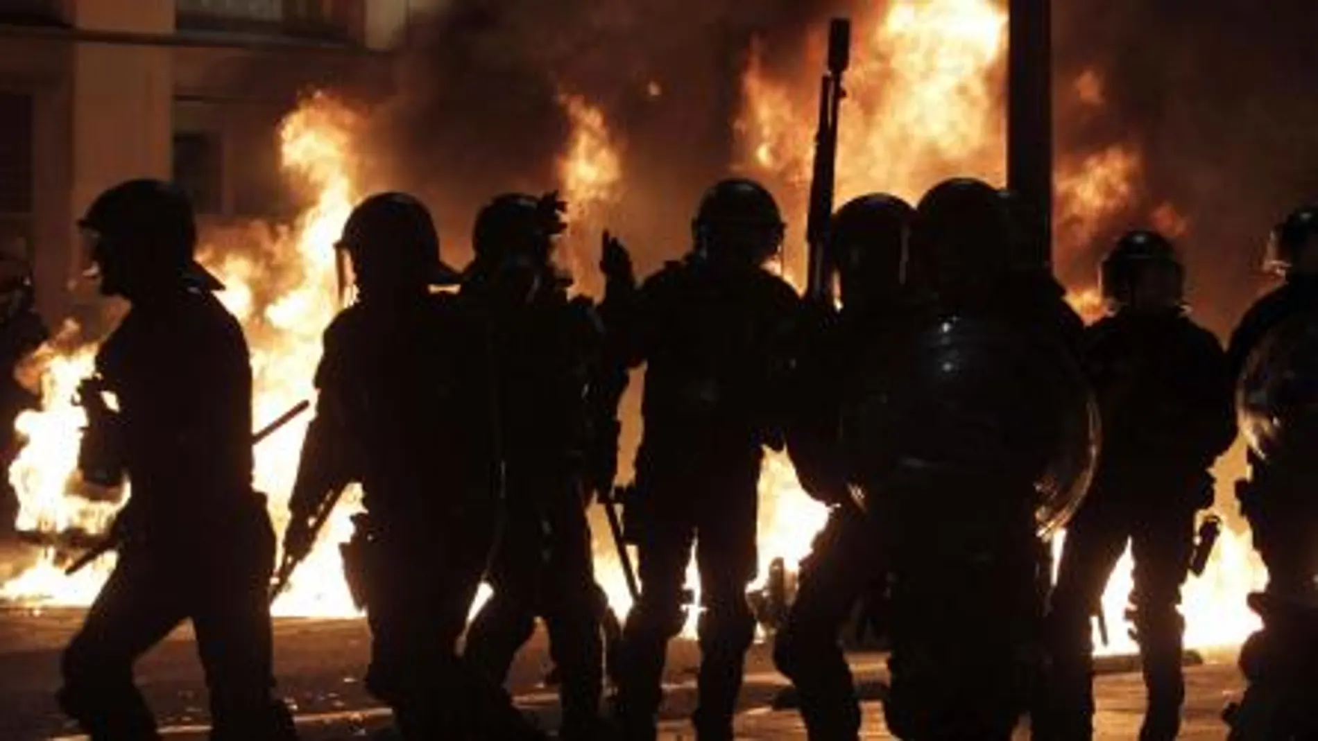 Los mossos disuelven la manifestación en la Rambla del Raval anoche en Barcelona.