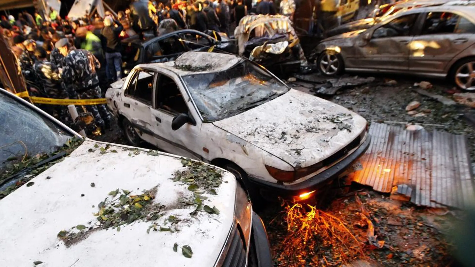 Fuerzas de seguridad libanesas trabajan en el lugar donde se ha registrado la explosión de un coche bomba en el barrio de Haret Hareik, en el sur de Beirut