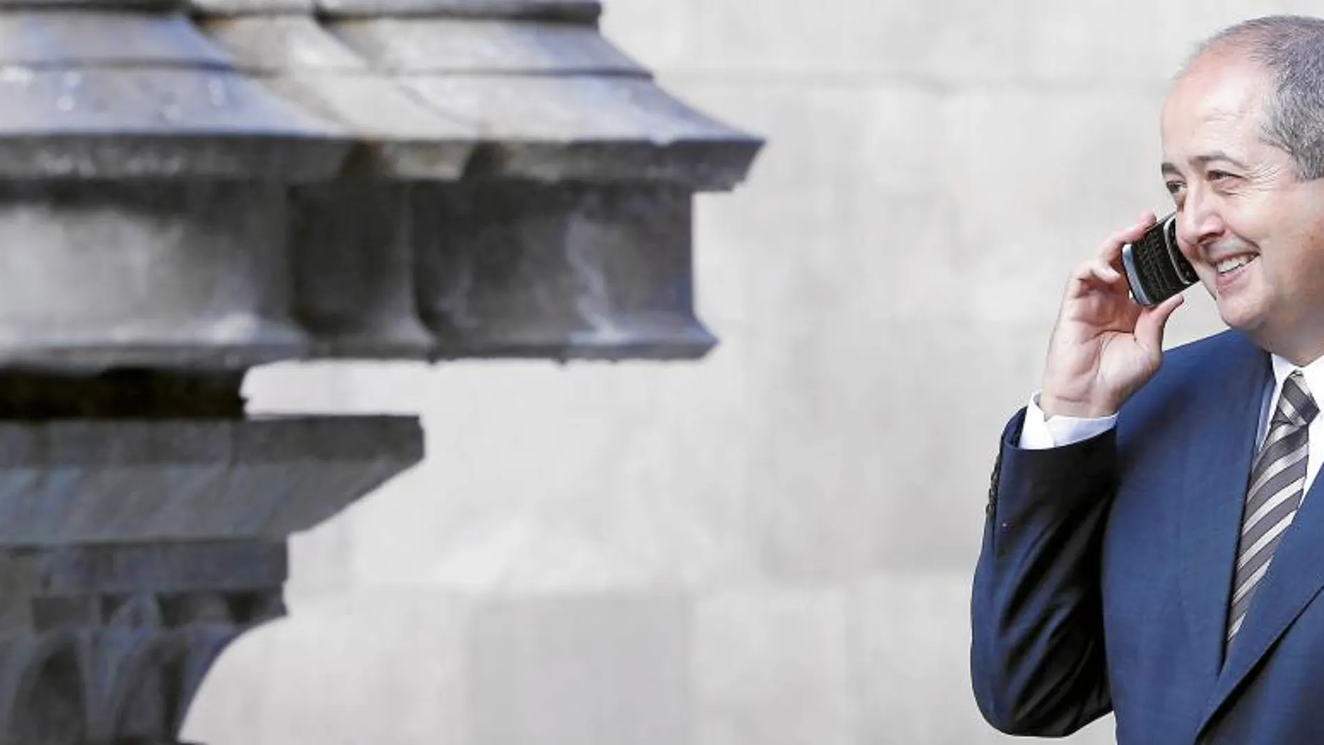 El responsable de Interior de la Generalitat habla por teléfono en una imagen del pasado mes de octubre