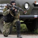 Un miliciano prorruso armado con un rifle cerca de una base a´rea ucraniana en Kramatorsk.