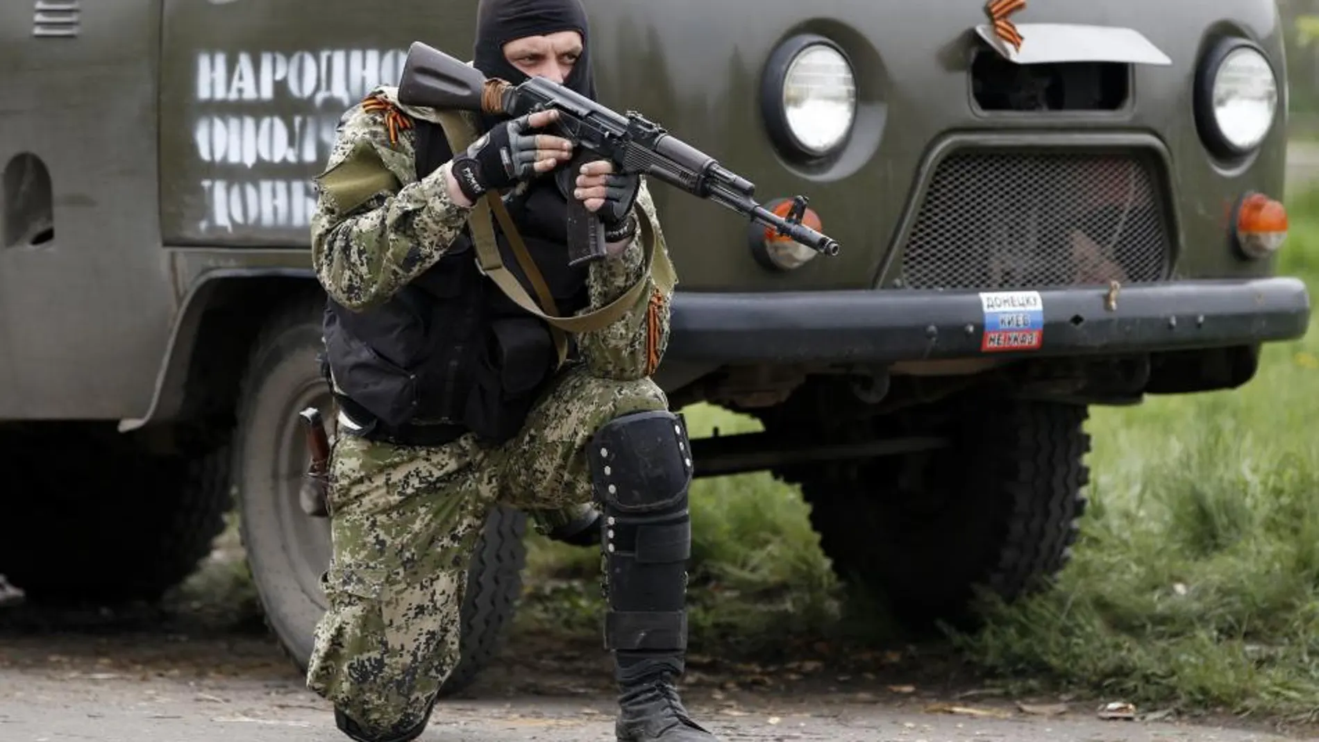 Un miliciano prorruso armado con un rifle cerca de una base a´rea ucraniana en Kramatorsk.