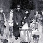 El alcalde de Madrid Alberto Aguilera fue el precursor de las llamadas «estufas populares» que colocó en las calles, como se aprecia en esta fotografía de Muñoz Baena de 1902