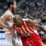 El base del Real Madrid Sergio Rodríguez intenta impedir el avance del alero norteamericano del Olympiacos Mardy Collins