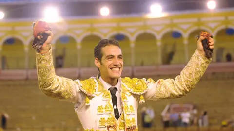 Pepe Moral, a hombros por la puerta principal de La Maestranza, con las dos orejas del sexto en la mano