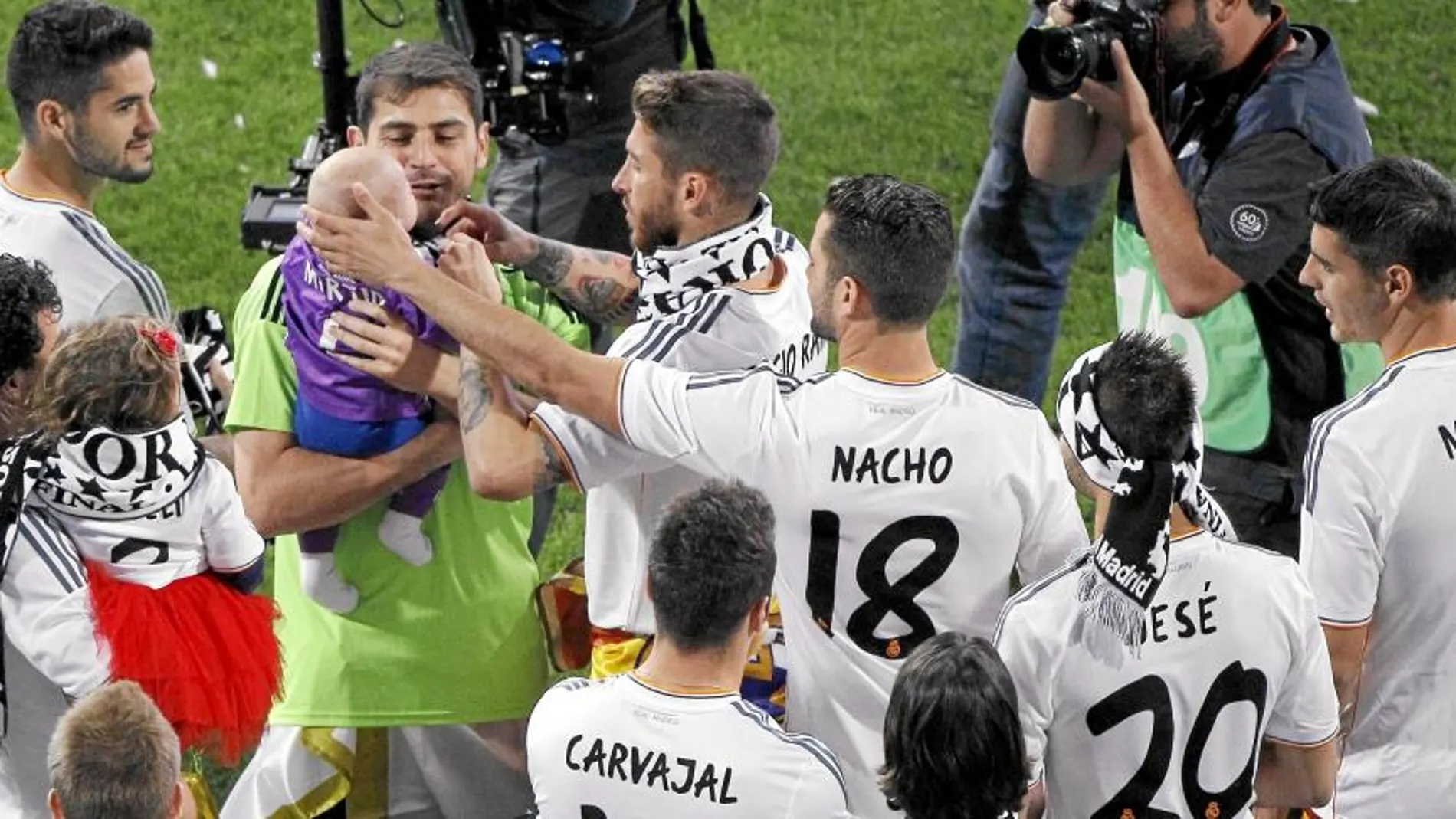 TERNURA. Casillas, con su hijo Martín en brazos, celebró la Décima en el Bernabéu con el resto de compañeros
