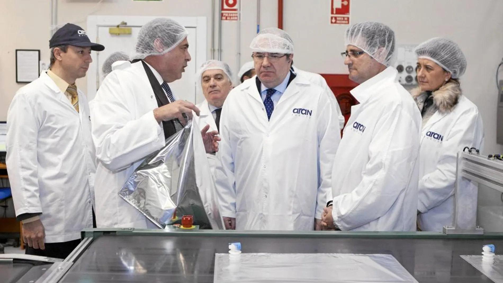 El presidente Herrera visita junto a Tomás Villanueva, entre otros, la planta de la empresa Aran Europe en la localidad vallisoletana de Villanubla