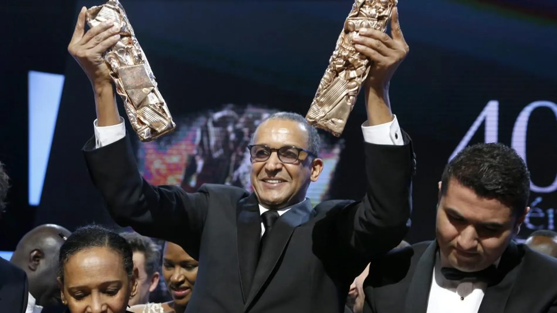 Abderrahmane Sissako con dos de sus premios