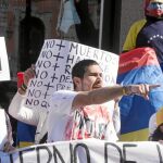 Más de un centenar de venezolanos se concentraron ayer en el Círculo de Bellas Artes para protestar por la exposición «Venezuela de Verdad»