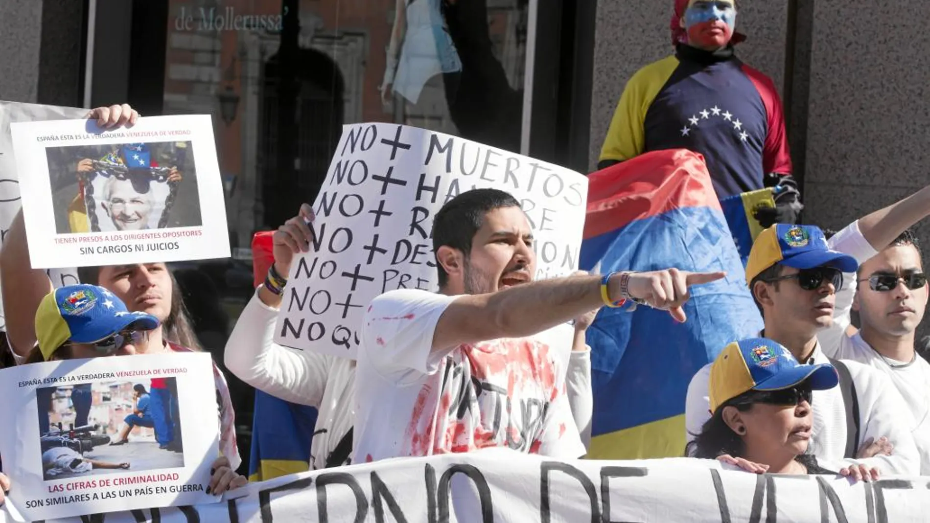 Más de un centenar de venezolanos se concentraron ayer en el Círculo de Bellas Artes para protestar por la exposición «Venezuela de Verdad»