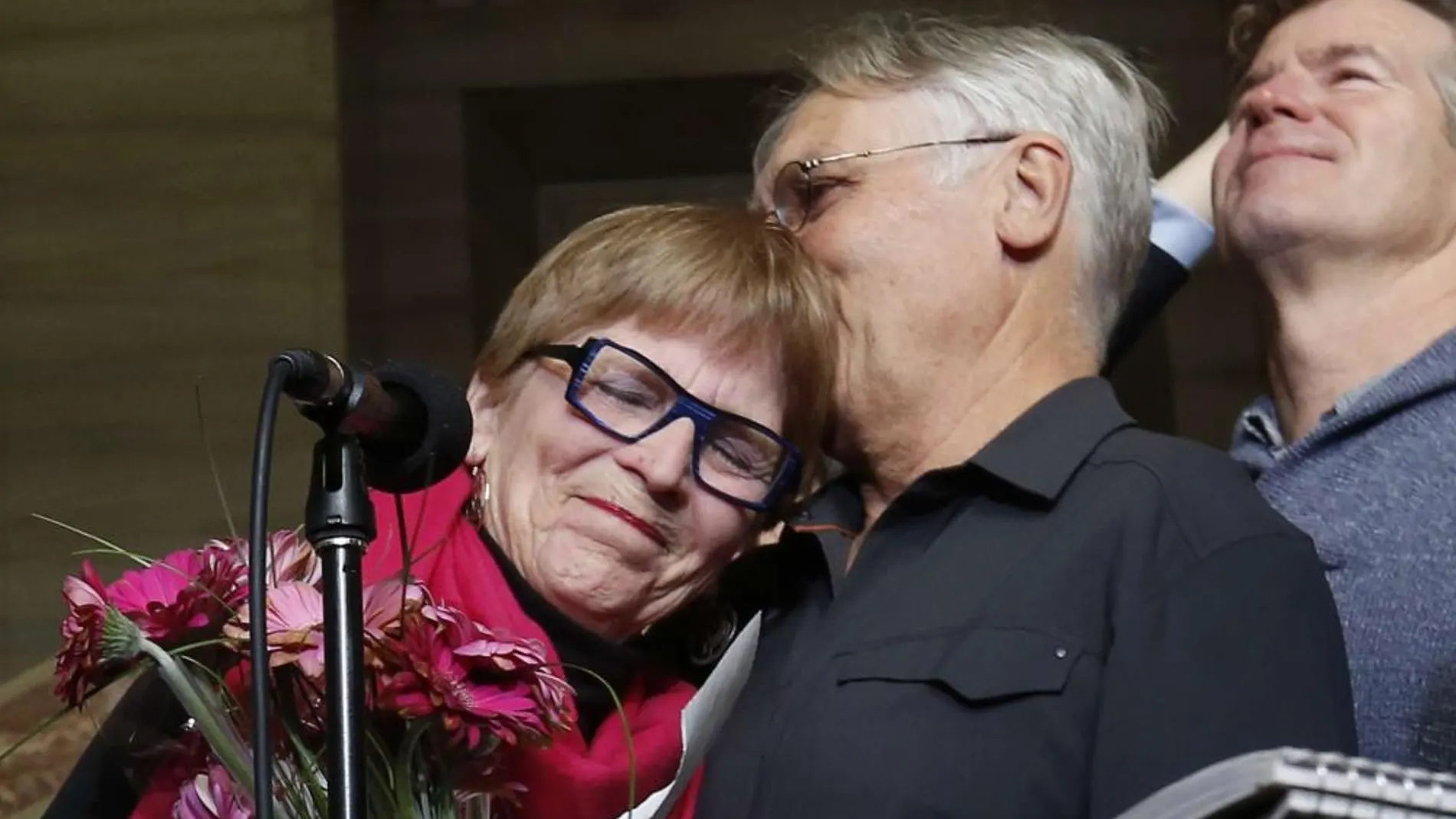 Lee Carter y Hollis Johnson se felicitan después de que el Supremo les diera la razón en su demanda