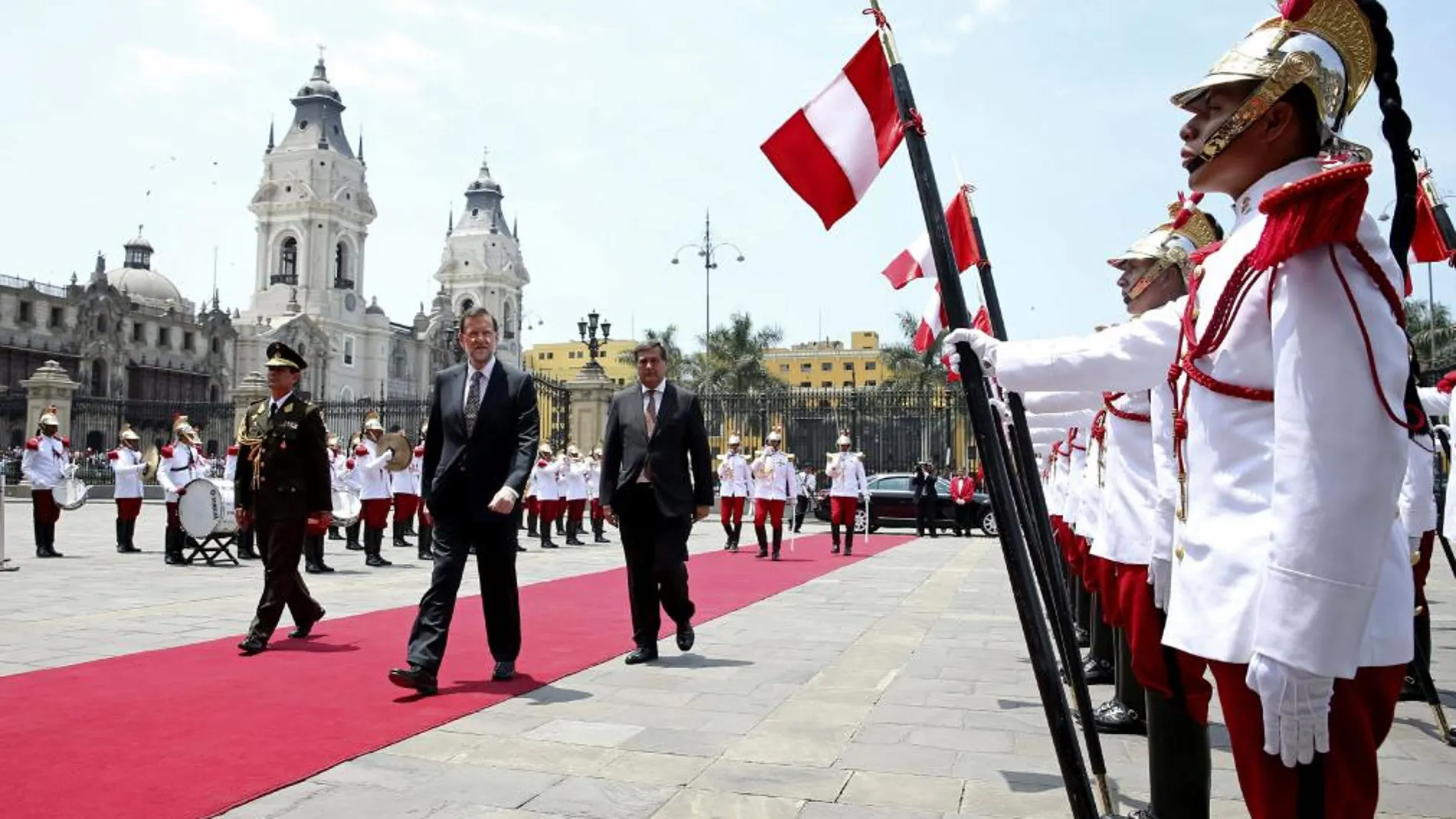 El presidente del Ejecutivo español, Mariano Rajoy (c), pasa revista a las tropas en Lima, donde ha sido recibido hoy en el Palacio de Gobierno por el presidente de Perú, Ollanta Humala