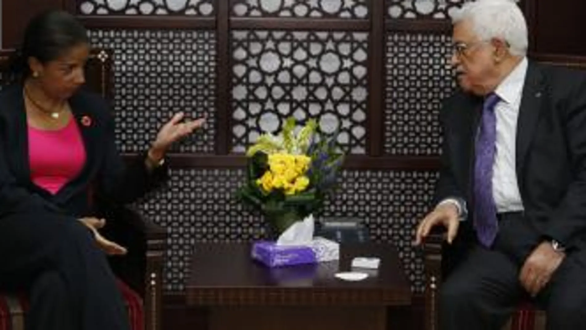 El presidente palestino, durante su entrevista ayer con la consejera de Seguridad Nacional de Estados Unidos, Susan Rices, en Ramala.