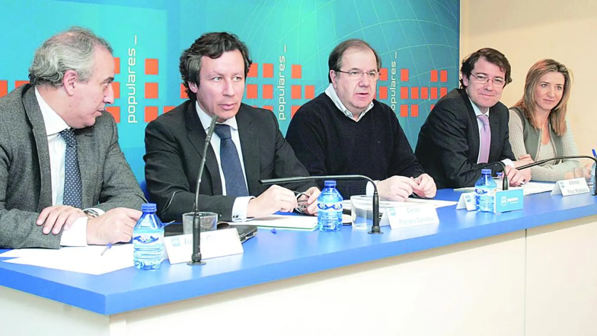 El vicesecretario de Organización del PP, Carlos Floriano, junto al presidente Herrera, Fernández Mañueco y Alicia García