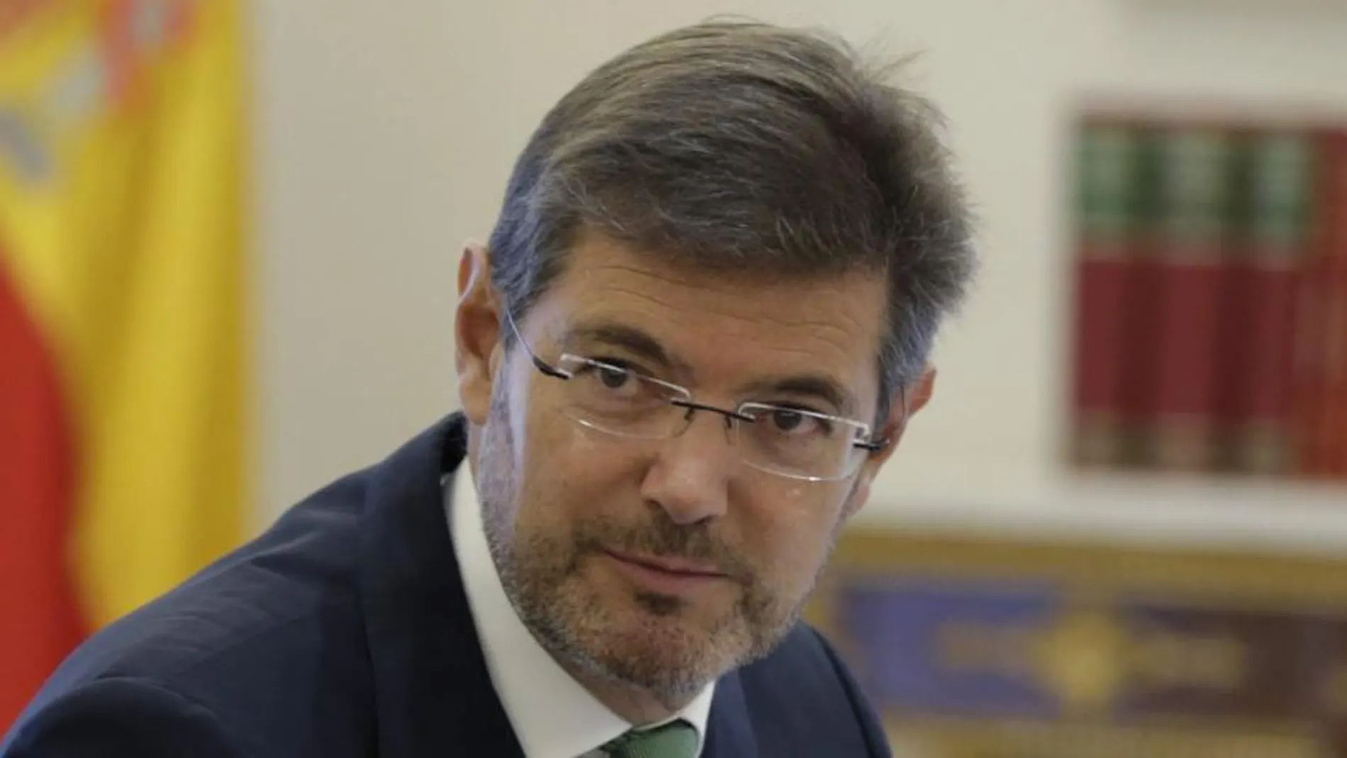 El nuevo ministro de Justicia, Rafael Catalá Polo, al inicio hoy de la reunión extraordinaria del Consejo de Ministros, presidida por el jefe del Ejecutivo, Mariano Rajoy