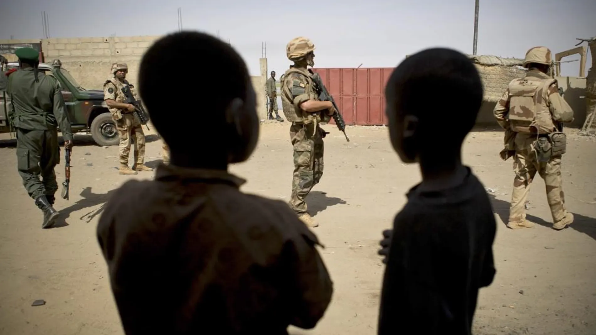 Soldasos frances y un militar malí montan guardia a las afueras de Gao