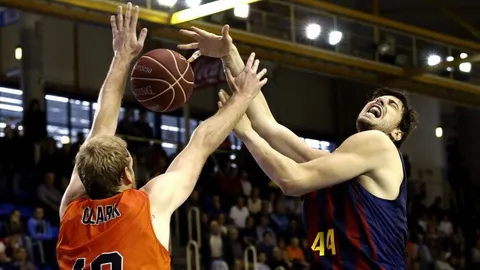 Clark (i), del Montakit Fuenlabrada, intenta taponar Ante Tomic, del Barcelona