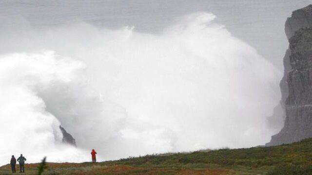 Parte del operativo de búsqueda de las personas arrastradas al mar el lunes por el temporal en Valdoviño (La Coruña)