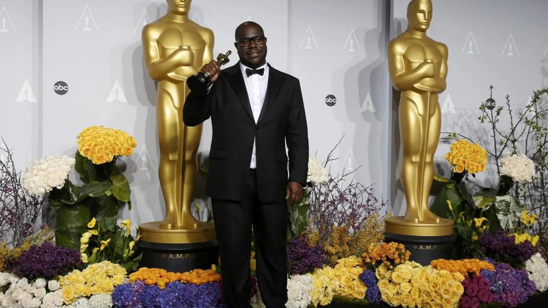 Steve McQueen posa con el Oscar a Mejor Película