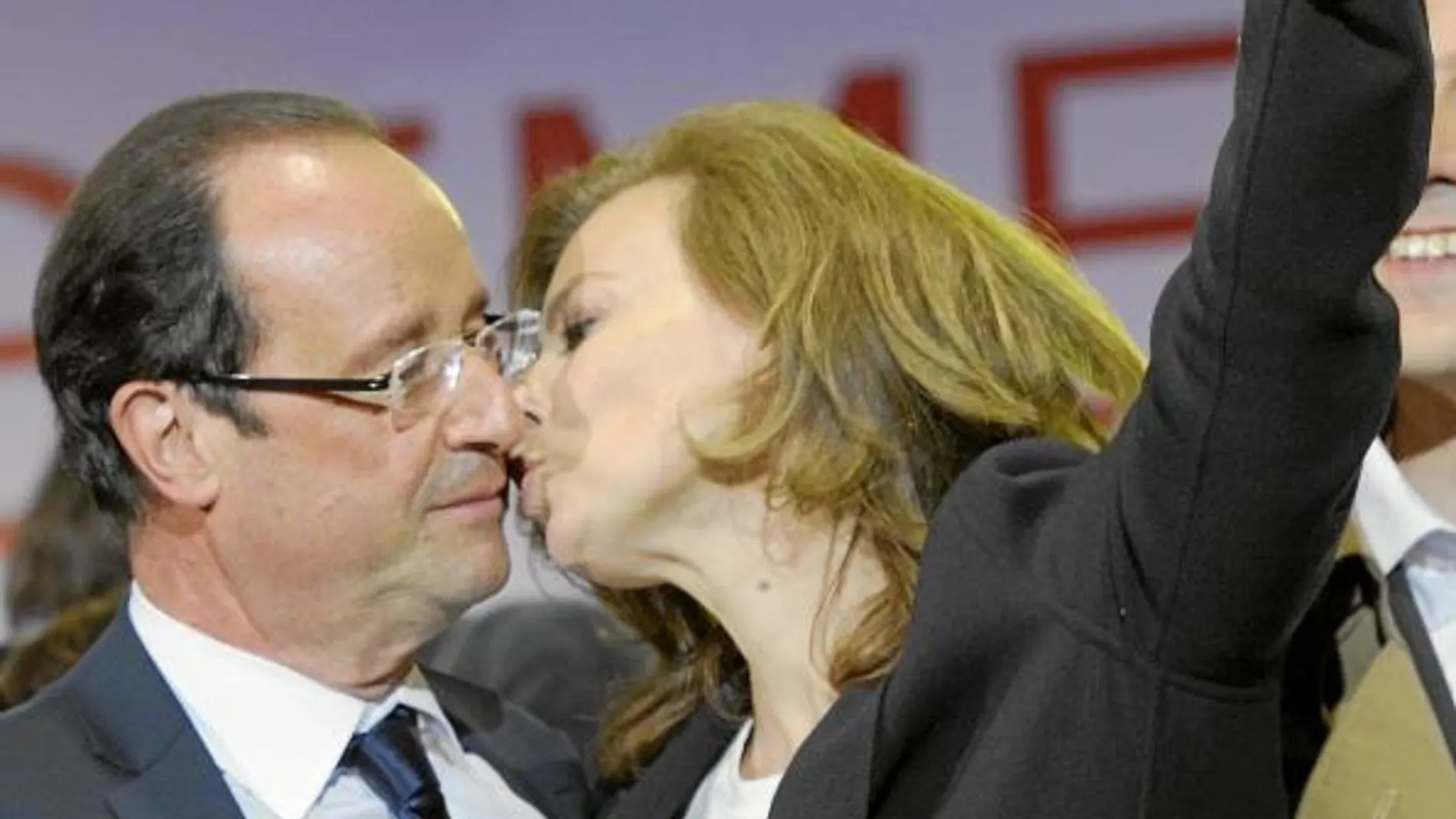 François Hollande besa a Valérie Trierweiler durante su victoria electoral en mayo de 2012