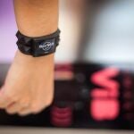 La pulsera inteligente permite acceder a las habitaciones del hotel sin necesidad de tarjeta, compartir su experiencia en las redes sociales a través de las numerosas pantallas táctiles y recibir un servicio completamente personalizado según sus gustos