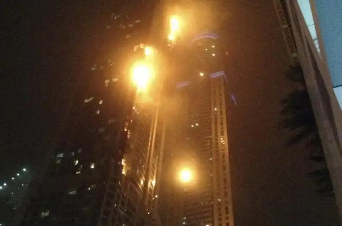 Impresionante incendio de uno de los edificios más emblemáticos de Dubai