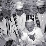 El Santo Padre, junto a un grupo de rabinos en un homenaje a la comunidad judía en 1986