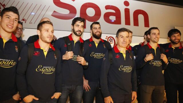La selección española de balonmano a su llegada al aeropuerto de Doha