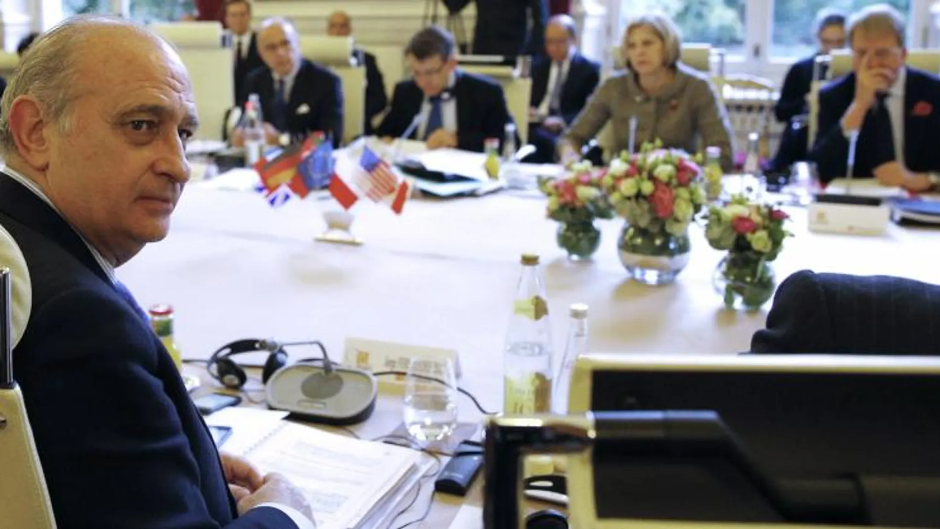 Jorge Fernández Díaz (i), durante una reunión en París, el pasado mes de noviembre, con los ministros de Interior de Alemania, Polonia, Francia, Reino Unido e Italia.