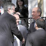Gerry Adams saluda al diputado general de Guipúzcoa, Martin Garitano