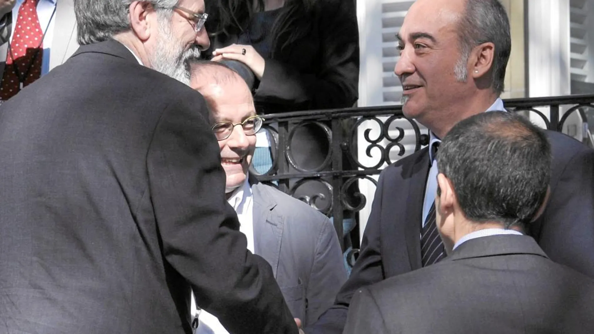 Gerry Adams saluda al diputado general de Guipúzcoa, Martin Garitano