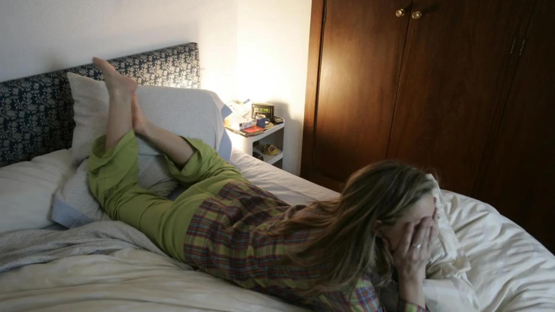 El síndrome de piernas inquietas causa insomnio y trastornos en el sueño