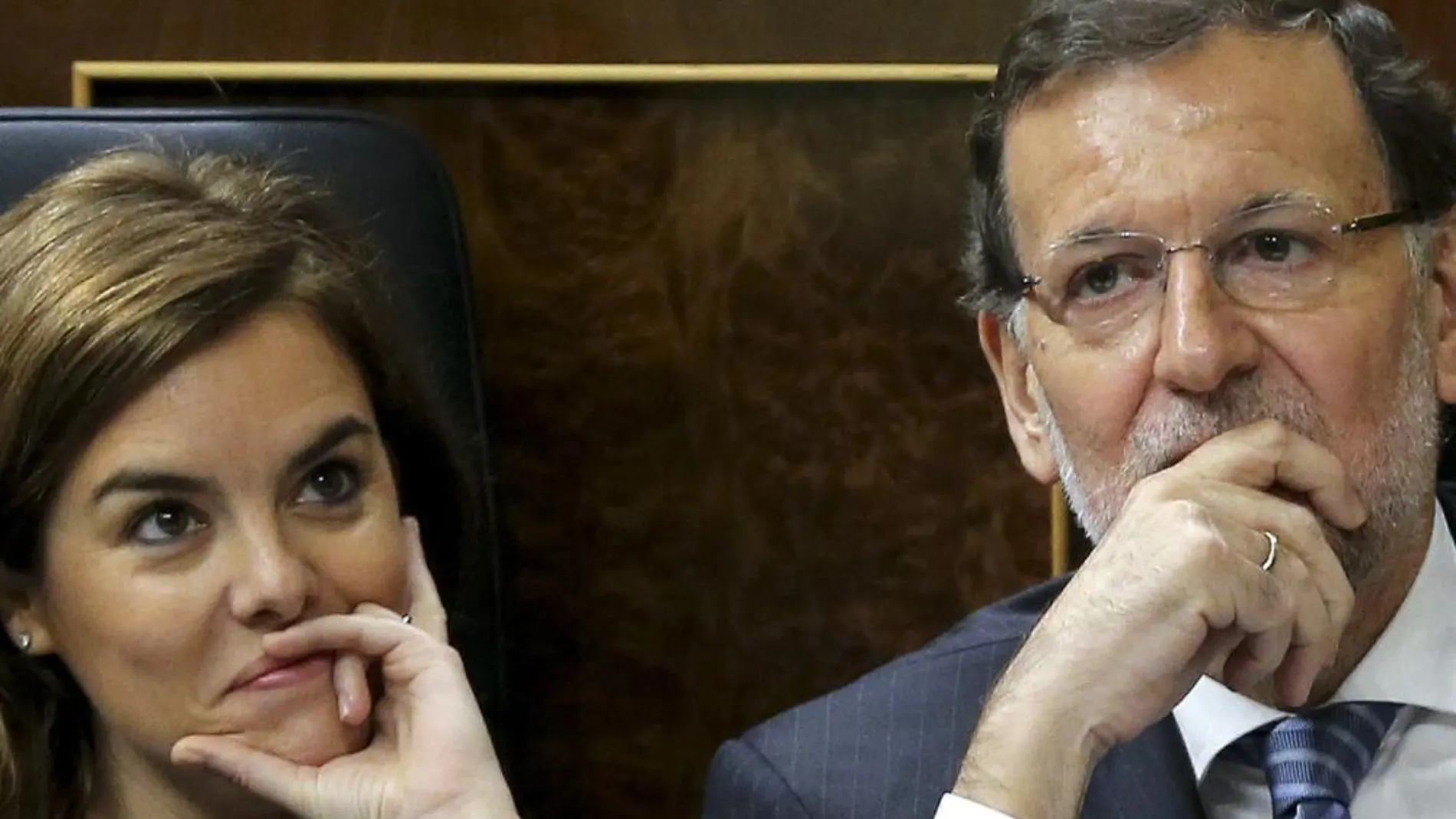 Mariano Rajoy, junto a la vicepresidenta, Soraya Sáenz de Santamaría, durante el pleno del Congreso de los Diputados.