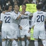 Los jugadores blancos celebran su triunfo