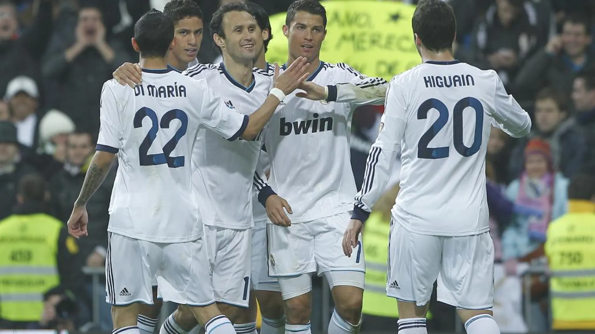 Los jugadores blancos celebran su triunfo